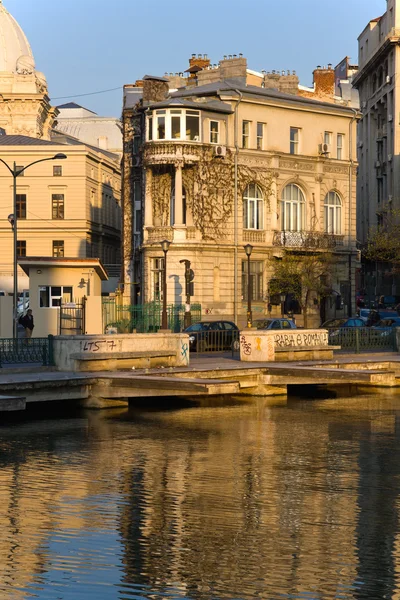 Bükreş mimarisi ve Dâmboviţa Nehri — Stok fotoğraf