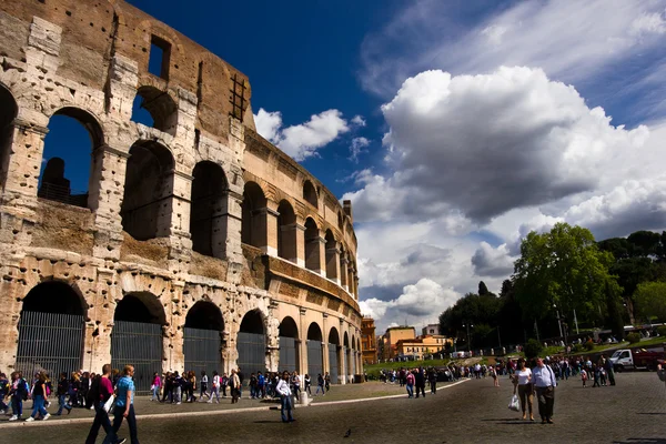 Coliseu famoso em 16 de abril de 2012 em Roma Itália — Fotografia de Stock