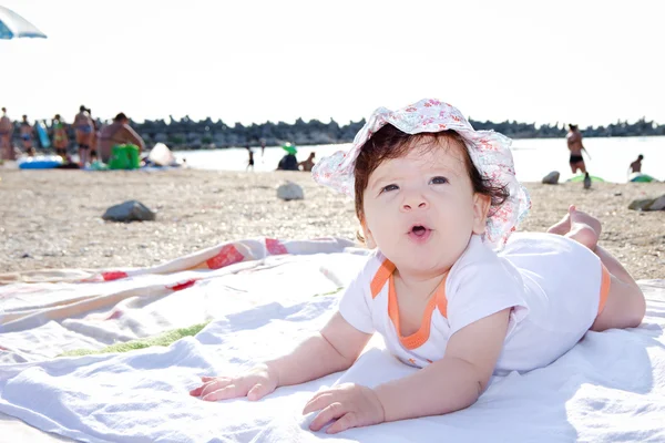 Dziewczynka na plaży — Zdjęcie stockowe