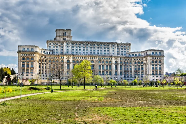 Palácio do Povo em Bucareste Roménia — Fotografia de Stock