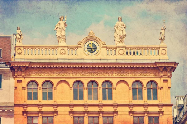 ヴィンテージフィルターを使用したオーストリアの首都ウィーンの詳細な建築物が美しい — ストック写真