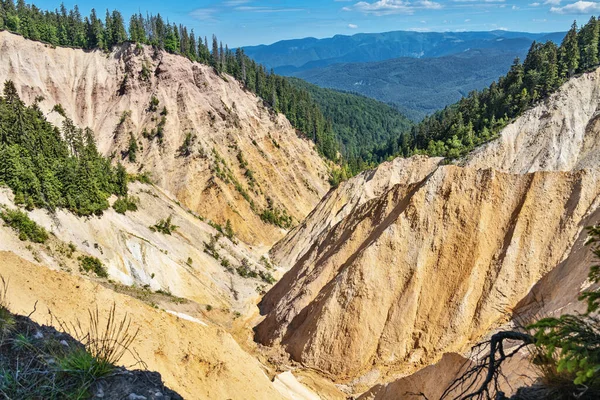 Ruginoasa Abyss Huge Gullet Rust Coloured Clefts Apuseni Mountains Romania — Stock Fotó