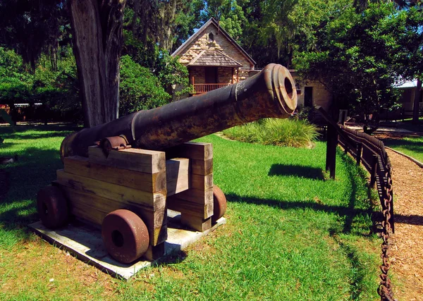 Cannon in the Yard — Stock Photo, Image