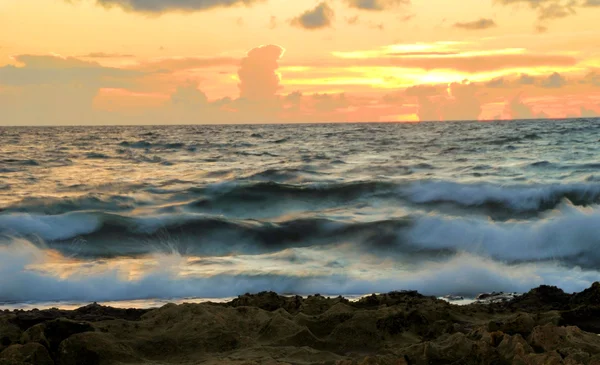 Rompiendo el amanecer —  Fotos de Stock