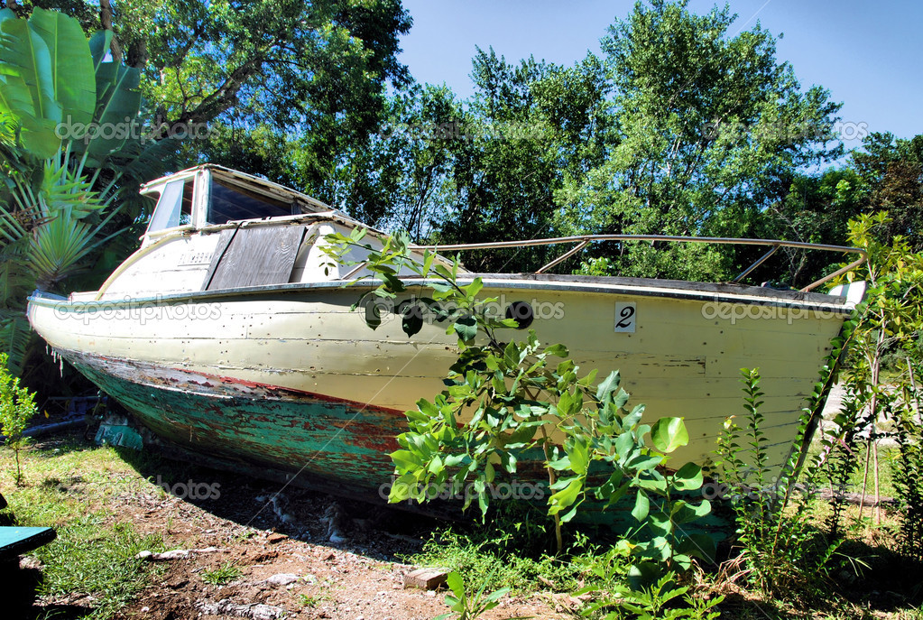 Boot im Garten — Stockfoto © doncon402 34575977