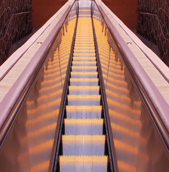 Rolltreppe hinauf — Stockfoto