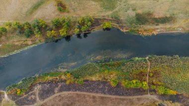 Hava manzarası - Sonbaharda vahşi nehir