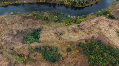 Hava manzarası - Sonbaharda vahşi nehir