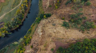 Hava manzarası - Sonbaharda vahşi nehir