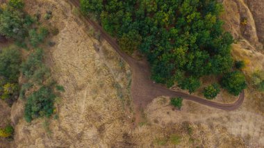 Siverskyi Donets nehri ve Zmiiv tepeleriyle hava manzarası. Kharkiv bölgesi, Ukrayna