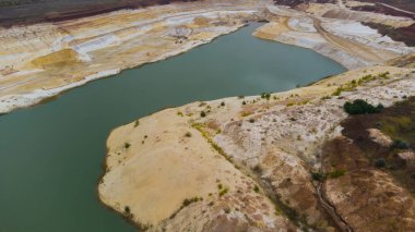 Açık maden ocağının havadan görünüşü. Yukarıdan sanayi manzarası. Ekolojinin kirliliği