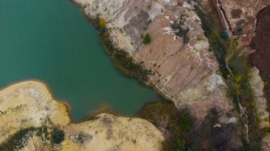 Açık maden ocağının havadan görünüşü. Yukarıdan sanayi manzarası. Ekolojinin kirliliği