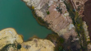 Açık maden ocağının havadan görünüşü. Yukarıdan sanayi manzarası. Ekolojinin kirliliği