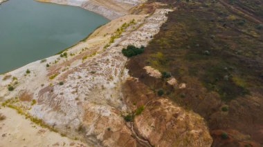 Açık maden ocağının havadan görünüşü. Yukarıdan sanayi manzarası. Ekolojinin kirliliği