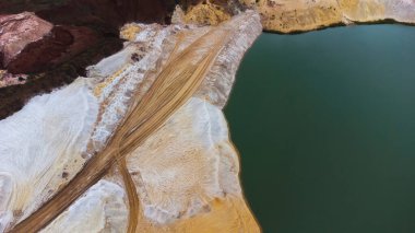 Açık maden ocağının havadan görünüşü. Yukarıdan sanayi manzarası. Ekolojinin kirliliği