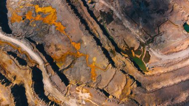 Metalik olmayan minerallerin açık hava görüntüsü - yukarıdan görünüm.