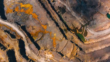 Metalik olmayan minerallerin açık hava görüntüsü - yukarıdan görünüm.