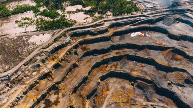 Metalik olmayan minerallerin açık hava görüntüsü - yukarıdan görünüm.