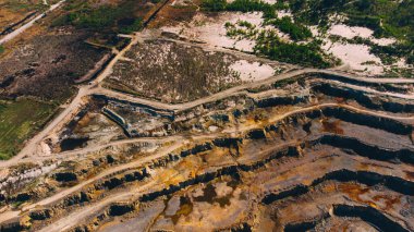 Metalik olmayan minerallerin açık hava görüntüsü - yukarıdan görünüm.