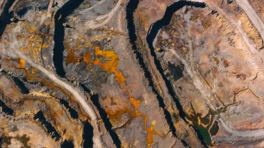 Metalik olmayan minerallerin açık hava görüntüsü - yukarıdan görünüm.