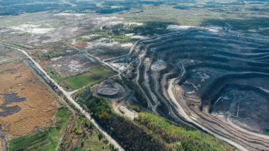 Metalik olmayan minerallerin açık hava görüntüsü - yukarıdan görünüm.