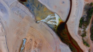 Açık maden ocağının havadan görünüşü. Yukarıdan sanayi manzarası. Ekolojinin kirliliği