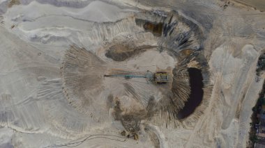 Açık maden ocağının havadan görünüşü. Yukarıdan sanayi manzarası. Ekolojinin kirliliği