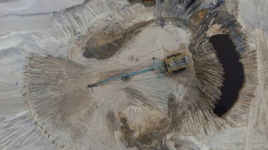 Açık maden ocağının havadan görünüşü. Yukarıdan sanayi manzarası. Ekolojinin kirliliği