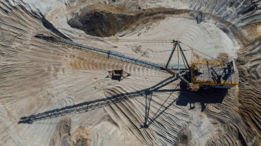 Açık maden ocağının havadan görünüşü. Yukarıdan sanayi manzarası. Ekolojinin kirliliği