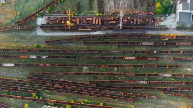 Hava görüntüsü. Eski kusurlu ve yağmalanmış demiryolu vagonları tamir için bekleyen tamirhanenin bölgesinde duruyor. Kötü işletme yönetimi. Ukrayna demiryolu, DVRZ.
