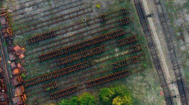 Hava görüntüsü. Eski kusurlu ve yağmalanmış demiryolu vagonları tamir için bekleyen tamirhanenin bölgesinde duruyor. Kötü işletme yönetimi. Ukrayna demiryolu, DVRZ.