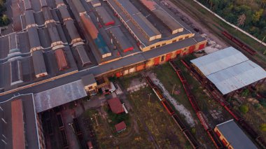 Hava görüntüsü. Eski kusurlu ve yağmalanmış demiryolu vagonları tamir için bekleyen tamirhanenin bölgesinde duruyor. Kötü işletme yönetimi. Ukrayna demiryolu, DVRZ.