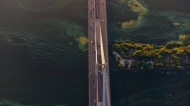 Ukrayna 'nın başkenti Kyiv' deki Dnipro nehri üzerindeki Pivdennyi (Güney) Köprüsü 'nün havadan görüntüsü.
