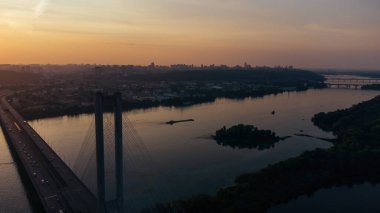 Ukrayna 'nın başkenti Kyiv' deki Dnipro nehri üzerindeki Pivdennyi (Güney) Köprüsü 'nün havadan görüntüsü.