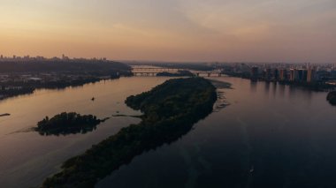 Ukrayna 'nın Kiev kentindeki Dinyeper Köprüsü üzerindeki Pivdennyi' nin (Güney) hava görüntüsü.