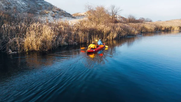 Due Uomini Abiti Vivaci Galleggiano Kayak Rosso Sul Fiume Inverno — Foto Stock