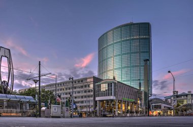 Rotterdam, Hollanda, 13 Ağustos 2016: Coolsingel Bulvarı ve Beurs Dünya Ticaret Merkezi gün batımında renkli bir gökyüzüne karşı