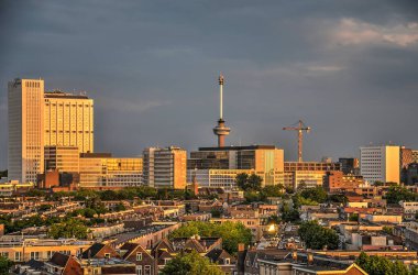 Rotterdam, Hollanda, 15 Haziran 2016: Oude Westen Mahallesi, Erasmus MC Hastanesi ve Eurodireği gün batımından önceki altın saat