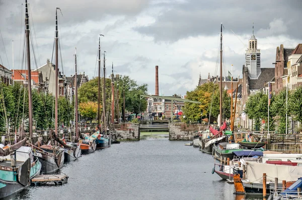 Rotterdam Holandia Października 2021 Kanał Voorhaven Malowniczej Dzielnicy Delfshaven Zabytkowymi — Zdjęcie stockowe