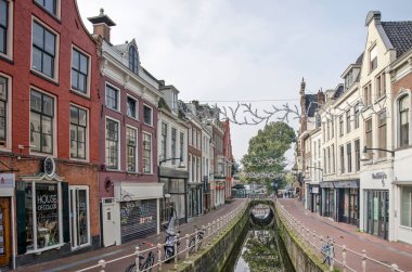 Leeuwarden, Hollanda, 10 Ekim 2021: Eski kasabadaki Naauw (dar) kanalı boyunca görüş