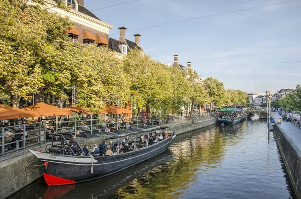 Leeuwarden Oktober 2021 Uitzicht Langs Nieuwstadkanaal Met Bomen Terrasjes Waarvan — Stockfoto