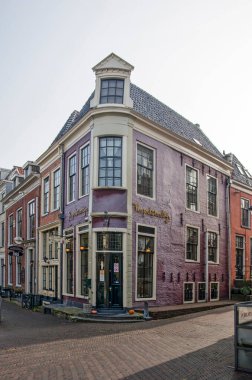 Leeuwarden, Hollanda, 9 Ekim 2021: Eski kasabadaki iki caddenin köşesindeki renkli tarihi binalar
