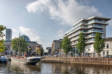 Leeuwarden, Hollanda, 10 Ekim 2021: Eski şehrin güney kesiminde modern ve geleneksel mimarinin bir karışımı