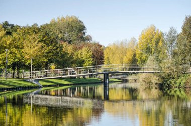 Rotterdam, Hollanda, 24 Ekim 2021: Güneşli bir sonbahar gününde Zuiderpark 'ta iki yaya köprüsü