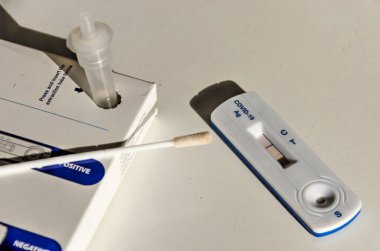 Rotterdam, Hollanda, 4 Kasım 2021: Beyaz bir masada yapılan test sonucu negatif.