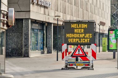 Rotterdam, Hollanda, 9 Ağustos 2020: Şehir merkezinde, yüz maskelerinin gerekli olduğunu hatırlatan elektronik levhalı boş cadde