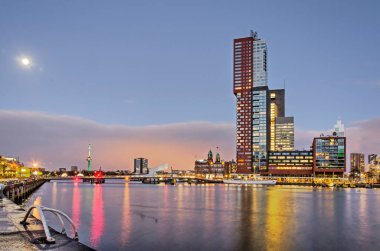 Rotterdam, Hollanda, 20 Ocak 2022: Rijnhaven limanı ve köprüsü ve Wilhelminapier 'in dolunay ışığında yükselişi
