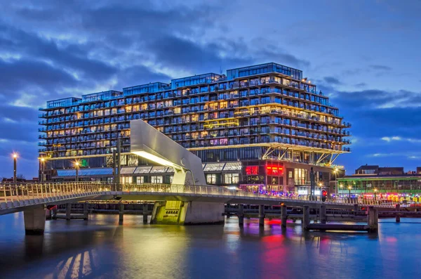 로테르담 네덜란드 2022 아침푸른 문화와 아파트가 Rijnhaven 항구를 가로지르는 다리와 — 스톡 사진