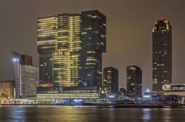 Rotterdam, Hollanda, 24 Ocak 2022: Nieuwe Maas nehri boyunca Wilhelminapier 'in modern yükselişine doğru bakın.