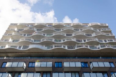 Amsterdam, Hollanda, 11 Şubat 2022 Zeeburgereiland Mahallesi 'nde heykel gibi dalgalanan balkonları olan bir apartmanın cephesi.